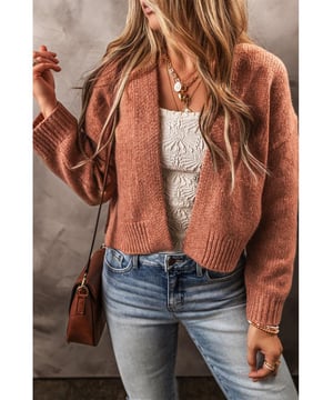 Unsere Styles sind mit einem trendigen, figurbetonten Look und nach einem internationalen Größenstandard entworfen. Für die beste Passform empfehlen wir, eine Größe größer als gewohnt zu wählen. Achten Sie darauf, unsere Größentabelle zu überprüfen, um Ihre perfekte Passform zu finden!
  Chic Damenstrickjacke in einfarbig
  Prägnante Silhouette
  Gekürzter Schnitt für einen modischen und romantischen Look
  Trendiges Design mit offenem Vorderteil
  Überschnittene Schultern
  Perfekt zum Layering über jedes Outfit
  Hohe Elastizität für einen bequemen Sitz
Material: 33 % Acryl, 27 % Polyester, 25 % Baumwolle, 15 % Polyamid