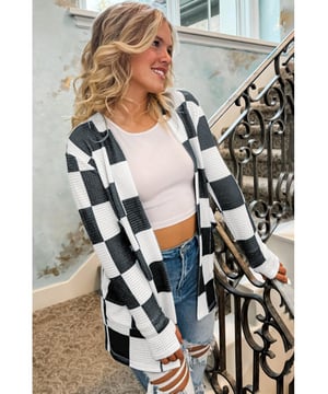 Nuestros estilos están diseñados con una apariencia ajustada y a la moda, siguiendo un estándar de talla internacional. Para el mejor ajuste, sugerimos elegir una talla más de la que habitualmente usas. ¡Asegúrate de consultar nuestra tabla de tallas para encontrar tu combinación perfecta!
  
  Estampado a cuadros elegante que añade un toque moderno a cualquier atuendo  
  Material de punto gofrado acogedor para una comodidad y calidez máximas  
  Aberturas para los pulgares convenientes para un giro moderno y práctico  
  Diseño versátil de frente abierto, perfecto para combinar capas  