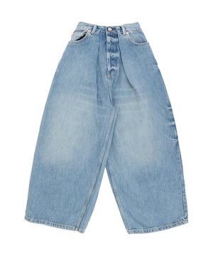 100% organic cotton. Raey's Extra Fold jeans feature stitched folds at the waist and are designed for a slouchy fit that's balanced by the wide cropped legs