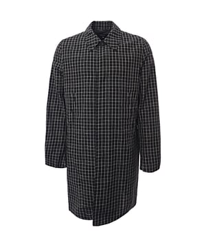 The Mac in Black is made from a blend of 50% cotton and 50% linen, offering a lightweight and breathable feel, perfect for transitional weather. The classic design ensures it can be dressed up or down, suitable for both casual and formal occasions.