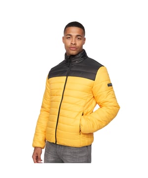 Materiaal: 100% polyester. Ontwerp: Colour Block, Logo, Bedrukt, Gewatteerd. Gewatteerd, Rubber badge. Halslijn: Hoog-Neck. Mouwtype: Met lange mouwen. Zakken: 2 Zijzakken. Bevestiging: Volledige ritssluiting.