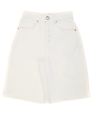 Step into timeless summer style with the RAEY Organic Denim 90s Longline Shorts in White. Made from 100% organic cotton, these shorts are soft, breathable, and eco-friendly, offering both comfort and sustainability. With a nod to '90s fashion, their longline cut provides a flattering, relaxed fit, making them a versatile addition to your warm-weather wardrobe.

The clean white color adds a fresh and crisp touch, perfect for pairing with a variety of tops, from casual tees to stylish blouses. Whether you're heading to the beach or a laid-back brunch, these shorts combine effortlessly with your favorite summer staples for an effortlessly chic look.

Key Features:

Crafted from 100% organic cotton for a soft, sustainable feel

Longline cut for a relaxed, flattering fit

Crisp white color for a fresh, versatile look

Ideal for pairing with casual or dressy summer outfits

Eco-friendly design for the conscious consumer

Chic, comfortable, and sustainable, these 90s-inspired longline shorts are the perfect piece for a stylish, eco-conscious summer.