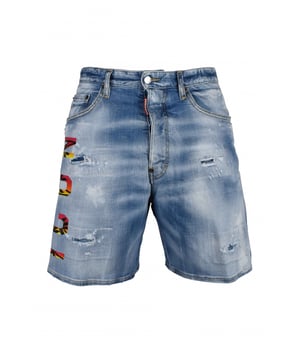 Pantalón corto vaquero Dsquared2 de algodón.Logotipo ICON efecto palma estampado en el lateral.Efecto desteñido y desgastado.Lágrimas.Corte recto.Parche con logotipo en la espalda. Tres bolsillos delanteros, dos bolsillos traseros.Etiqueta roja con el logotipo en la bragueta delantera.Cierre con botones.Trabillas.Made in Italy.
