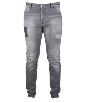 Cool Guy Jean Dsquared2 gris claro.Efecto desgastado con rotos.Cremallera con parche del logotipo rojo.Etiqueta trasera Dsquared2 blanca.Cinco bolsillos.98% algodón y 2% elastano.Made in Italy.
