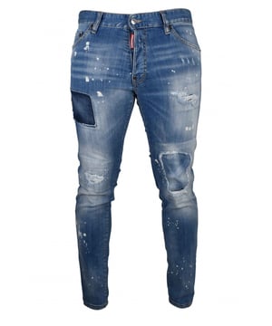 Vaqueros Dsquared2 Cool Guy de algodón azul.Efecto lavado y distressed.Manchas de pintura blanca.Ligeras roturas.Etiqueta roja con logotipo en la bragueta.Parche trasero marrón con palmeras y letras rojas.Cierre con botones.Trabillas.Cinco bolsillos, 2 de ellos traseros.Corte recto.