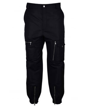 Pantalón Alexander McQueen de poliéster negro.Estilo cargo.Dos bolsillos laterales.Bolsillos con cremallera en los muslos y un bolsillo de presión.Trabillas para cinturón.Tobilleras elásticas.Cierres con cremallera en los tobillos.Bolsillos traseros con automáticos.Made in Italy.