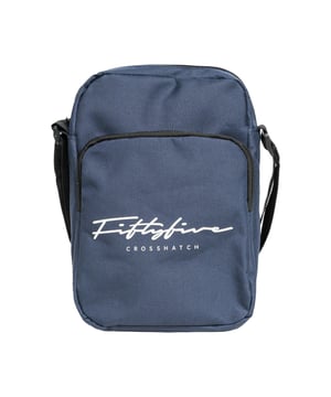 100% Polyester. Marke: Crosshatch. Reißverschluss. Design: Abzeichen, Logo, Aufschrift. Taschenmerkmale: verstellbarer Schulterriemen, Griffplatte mit Warenzeichen. Fächer: 1 Hauptfach. Taschenart: 1 Vordertasche, Reißverschluss, Zwei Stecktaschen, Klettverschluss.