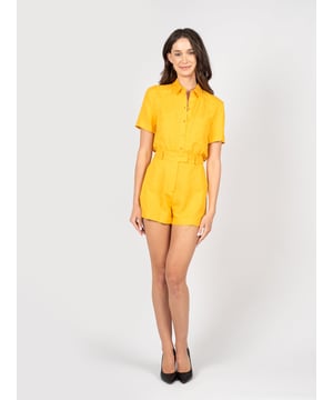 Un diseño simple que ofrece una elegancia clásica, ideal tanto para el día a día como para ocasiones especiales, agregando un toque de libertad y ligereza a tu vestuario.

Con una parte superior tipo camisa que añade un carácter refinado al conjunto, garantizando al mismo tiempo comodidad y estilo, para que te sientas segura en cualquier situación.

Cerrado con botones logotipados, que son un detalle sutil pero sofisticado, resaltando el acabado de marca y añadiendo un toque de lujo al conjunto.

Pantalones cortos cerrados con cremallera, lo que proporciona comodidad y facilidad al vestirse, además de añadir una apariencia moderna que combina perfectamente con la parte superior tipo camisa.

Con dos bolsillos, que no solo son prácticos, sino que también añaden funcionalidad, permitiendo guardar objetos pequeños al alcance de la mano.

Con una banda elástica inserada en la parte trasera de la cintura, lo que asegura un ajuste perfecto al cuerpo, al mismo tiempo que ofrece libertad de movimiento y comodidad para llevar todo el día.

Confeccionado con un tejido de alta calidad con un añadido de lino, lo que hace que el material sea transpirable y agradable al tacto, ideal para días más cálidos, a la vez que duradero y resistente a las arrugas.

Producido en Italia, lo que garantiza la más alta calidad de fabricación y atención a cada detalle, combinando la tradición artesanal con un diseño moderno.
