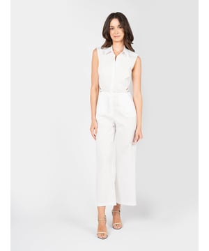 Ein Overall mit 7/8 langen Hosen ist die perfekte Wahl für diejenigen, die Eleganz mit Komfort kombinieren möchten, indem sie ein modernes Aussehen bieten, das die Figur betont und jedem Outfit Stil verleiht.

Mit einer hemdartigen Oberseite, die mit logo-geprägten Knöpfen geschlossen wird, verbindet dieser Overall klassischen Charme mit modernem Design, und dezente Details in Form von logo-geprägten Knöpfen fügen Prestige und Einzigartigkeit hinzu.

Die Hosen, die mit einem Reißverschluss geschlossen werden, ermöglichen ein einfaches An- und Ausziehen, während sie gleichzeitig eine perfekte Passform garantieren, die die Vorzüge der Figur betont und den ganzen Tag über Komfort bietet.

Mit zwei Taschen vorne, die nicht nur funktional sind, sondern auch einen stilvollen Akzent setzen, ermöglichen sie die Aufbewahrung von Kleinigkeiten, ohne auf Eleganz verzichten zu müssen.

Mit einem Ausschnitt am Rücken, der eine Prise Sinnlichkeit und Leichtigkeit hinzufügt, ist dieser Overall eine exzellente Wahl für abendliche Veranstaltungen, zieht Blicke auf sich und stärkt das Selbstbewusstsein.

Hergestellt aus hochwertigem Stoff, der nicht nur angenehm zu berühren ist, sondern auch haltbar und knitterresistent, garantiert er einen einwandfreien Look den ganzen Tag über, unabhängig vom Anlass.