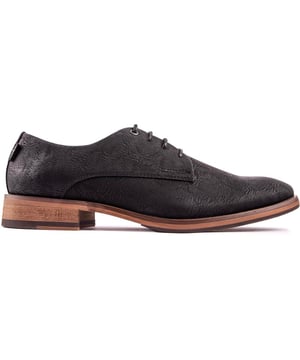 Geniet met een geweten van mode met veganistisch schoenenmerk V.GAN. Deze herenderby met effen neus van het onlangs gelanceerde veganistische schoenenbedrijf is exclusief voor SOLE & SOLETRADER en is slim afgewerkt met subtiele merkdetails. Dit vetermodel is vrij van dierlijke producten, is PETA goedgekeurd en is gemaakt in een veganistisch gecertificeerde fabriek.