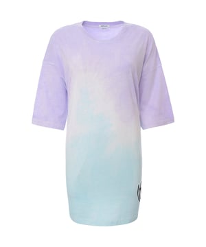 Add a touch of effortless style to your wardrobe with the Replay Women's Lilac/Azure Ombre Oversized T-Shirt. This trendy t-shirt features a stunning ombre design that transitions from soft lilac to vibrant azure, creating a fresh and modern look. The oversized fit offers a relaxed, comfortable feel, perfect for casual days or layering with your favorite pieces. Crafted from soft, breathable fabric, this t-shirt ensures all-day comfort while making a bold statement. Whether you're pairing it with jeans, shorts, or leggings, the unique color gradient and loose fit will keep you stylish and comfortable.

Eye-catching ombre design from lilac to azure for a modern, vibrant look

Oversized fit for a relaxed, casual style

Soft, breathable fabric for comfort throughout the day

Versatile enough to pair with jeans, leggings, or skirts

Perfect for laid-back days or as a stylish layering piece

The Replay Women's Lilac/Azure Ombre Oversized T-Shirt combines comfort and fashion with its unique design, making it a must-have piece for your casual wardrobe.