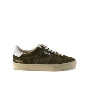 Soul Star Golden Goose Sneakers aus grünem Wildleder.Weiße Leder-Kontur mit Logo-Markierung.Goldenes Logo auf der Außenseite.Weiße Lederzunge mit Logoprägung.Logo-Patch auf der Außenseite.Beige Gummisohle mit Used-Effekt.Verschluss mit Schnürsenkeln.Made in Italy.