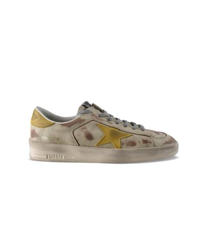 Golden Goose Sneakers Modell „Stardan“ aus beigem Leder.Signaturstern aus gelbem Leder.Fersenkappe aus gelbem Leder mit schwarzem Logo.Schriftzug auf der Sohle.Goldener GGDB-Logoschriftzug an der Seite.Schwarzer Logo-Patch auf der Zunge.Verschluss mit grauen Schnürsenkeln.Abgenutzte und fleckige Effekte an einigen Stellen.Dicke Sohle vergilbt.100% Leder.Made in Italy.