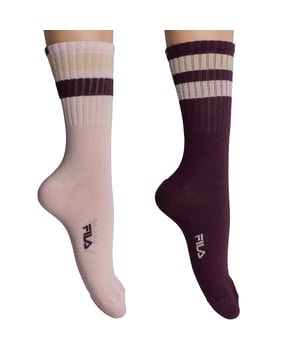 Este pack de calcetines unisex Fila combina un diseño clásico con materiales cómodos y funcionales. Su caña alta acanalada y las rayas en contraste evocan un estilo deportivo retro, perfecto para looks casuales o urbanos.

Detalles:
- Composición con un alto porcentaje de algodón que proporciona suavidad y transpirabilidad natural.
- Diseño unisex de caña alta.
- Logo de Fila bordado.
- Puño acanalado.
- Estilo deportivo con rayas en contraste.
- Costuras planas.
- Tejido elástico.
- Pack de 3 pares.

Una opción versátil y cómoda para hombres y mujeres que buscan calcetines duraderos con un diseño atemporal y materiales de calidad como el algodón.
Composición: 66% algodón, 32% poliéster, 2% elastano.
Cuidado:
Lavar a máquina a un máximo de 30°C.
No usar blanqueadores ni quitamanchas.
No planchar.
No limpiar en seco.
Secar al aire o en secadora a baja temperatura.