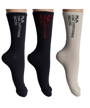 Diseñados para acompañarte en tu vida diaria con estilo y comodidad, estos calcetines hasta la rodilla de Fila para mujeres combinan un diseño moderno, suavidad y materiales de calidad. Ideales para quienes buscan un toque distintivo sin sacrificar la comodidad.

Detalles:
 - Composición con un alto porcentaje de algodón que proporciona una suavidad y transpirabilidad naturales.
 - Incluyen el texto bordado 'FILA MOVE EVERYWHERE SINCE 1911', que añade personalidad y estilo.
 - Diseño de caña alta con ribete.
 - Estilo deportivo con franjas contrastantes.
 - Costuras planas.
 - Tejido elástico.
 - Paquete de 3 pares.

Una elección ideal para mujeres que buscan calcetines cómodos y distintivos fabricados con materiales de calidad. Perfectos para el uso diario, añadiendo estilo o completando un look casual deportivo.
Composición: 62% Algodón, 36% Poliéster, 2% Elastano
Cuidado:
Lavar a máquina a un máximo de 30°C.
No usar blanqueador ni productos blanqueadores.
No planchar.
No limpiar en seco.
Secar al aire o secar a baja temperatura.