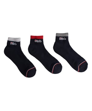 Los calcetines Fila Quarter en paquete de 3 están hechos con hilos de alta calidad para garantizar una gran comodidad y durabilidad. Flexibles y con elasticidad en el tobillo, se adaptan fácilmente a tus pies para un confort en movimiento.

Detalles:
- Tejido de algodón.
- Suela acolchada, que proporciona absorción de impactos.
- 3 pares.
- Malla transpirable.
- Tobillos acanalados.
- Logo bordado.
- Estilo quarter, caña baja-media.
- Varios colores disponibles.
- Hilos de alta calidad para un confort y durabilidad óptimos.
- Unisex.

Este paquete de calcetines Fila Quarter es la elección perfecta para quienes valoran la comodidad sin sacrificar el estilo. Con su diseño atractivo, materiales de calidad y ajuste ideal, son el complemento perfecto para tu vida activa diaria.
Composición: 63% algodón, 35% poliéster, 2% elastano.
Cuidado:
Lavar a máquina a un máximo de 30°C.
No usar blanqueadores ni quitamanchas.
No planchar.
No limpiar en seco.
Secar al aire o en secadora a baja temperatura.