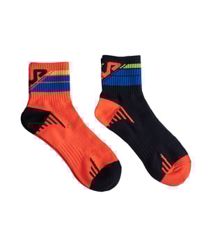 Add a modern touch to your athletic outfit with this pair of unisex mid-cut athletic socks, designed for those looking to stand out with style without sacrificing comfort. Each sock features an asymmetrical, multi-color design, creating a striking, urban aesthetic perfect for training or everyday wear.

 Details:
 - Compression cuffs for a perfect fit.
 - 2 pairs of socks.
 - Thin socks with breathable knit to regulate temperature and reduce sweating.
 - Quarter style, mid-calf.
 - Various colors available.
 - High-quality threads for optimal comfort and durability.
 - Unisex.

 This pack of Fila Quarter Socks is the perfect choice for those who value comfort without sacrificing style. With their attractive design, quality materials, and ideal fit, they're the perfect complement to your active everyday life.
 Composition: 98% Polyester, 2% Elastane
 Care:
Machine wash at a maximum of 30°C.
 Do not use bleach or whiteners.
 Do not iron.
 Do not dry clean.
 Air dry or tumble dry low.