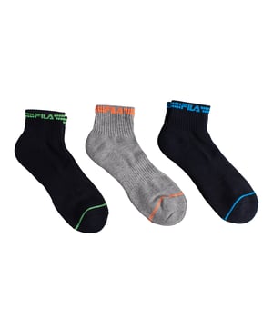 Los calcetines Fila Quarter de 3 pares están fabricados con hilos de alta calidad para un gran confort y una larga duración. Flexibles y dotados de una tela elástica al nivel del tobillo, se adaptarán fácilmente a tus pies para estar cómodo durante tus desplazamientos.

Detalles:
- Tejido de algodón.
- Suela acolchada, que proporciona absorción de impactos.
- 3 pares.
- Malla transpirable.
- Tobillos acanalados.
- Logo bordado.
- Estilo quarter, caña baja-media.
- Varios colores disponibles.
- Hilos de alta calidad para un óptimo confort y una gran durabilidad.
- Unisex.

Este pack de calcetines Quarter Fila es la elección perfecta para quienes valoran el confort sin renunciar al estilo. Con su diseño atractivo, materiales de calidad y ajuste ideal, son el complemento perfecto para tu día a día activo.
 Composición: 69% Algodón, 29% Poliester, 2% Elastano
 Cuidados:
Lavar a máquina a un máximo de 30 °C.
No usar lejía ni blanqueadores.
No planchar.
No lavar en seco.
Secar al aire o en secadora a baja temperatura.