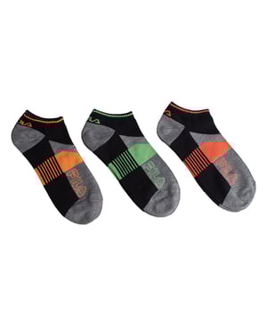 Renueva tu cajón de calcetines con este vibrante pack de tres calcetines invisibles de Fila, especialmente diseñados para aquellos que buscan comodidad y un look moderno y deportivo. Ideales para tus rutinas diarias, entrenamientos o simplemente para un estilo urbano y casual.

Detalles:
- Algodón.
- Diseño deportivo.
- Logo Fila bordado.
- Corte al tobillo, invisible.
- Puño elástico.
- Varios colores.
- Ideal para uso deportivo o casual.

Este pack de calcetines invisibles de Fila es la elección perfecta para quienes valoran la comodidad sin sacrificar el estilo. Con su atractivo diseño, materiales de calidad y ajuste ideal, son el complemento perfecto para tu vida activa diaria.
Composición: 65% Algodón, 34% Poliéster, 1% Elastano
Cuidado:
Lavar a máquina a un máximo de 30°C.
No utilizar blanqueadores ni blanqueadores.
No planchar.
No limpiar en seco.
Secar al aire o en secadora a baja temperatura.