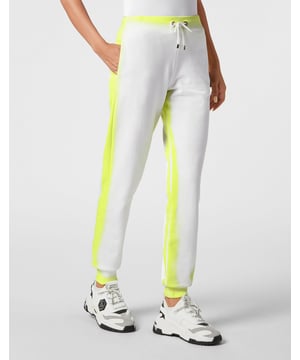¿Ve lo originales que son estos joggers de forro polar?   Suave forro polar de algodón   Estampado fluorescente en spray en los bordes   Hexágono de PP en una insignia de cuero saffiano cosida en la parte delantera, en el lado izquierdo   Dos bolsillos con aberturas   Cintura con cordón de ajuste   Cintura de punto elástico, y puños inferiores