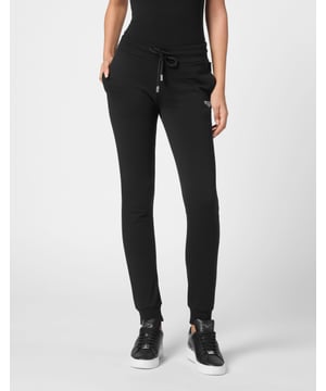 Eleve su vestuario informal con estos elegantes y versátiles pantalones jogging, que combinan una comodidad de primera con una sofisticación moderna.    Confeccionados en algodón 100% para un tacto suave y transpirable.   La cintura con cordón garantiza un ajuste seguro y regulable.   El discreto detalle del logotipo añade un toque refinado.   Bolsillos laterales funcionales para mayor comodidad.   Perfectos tanto para holgazanear como para salidas informales.