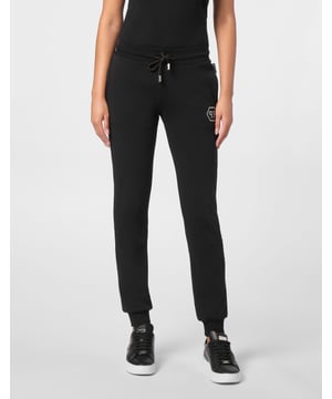 con cristales  Los pantalones de chándal Crystal Hexagon de Philipp Plein redefinen la ropa de calle de lujo, combinando la facilidad atlética con la opulencia sin concesiones y el diseño vanguardista.  Confeccionados por expertos con un 95 % de algodón ultrasuave y un 5 % de elastano para un ajuste esculpido pero sin restricciones.  Adornado con detalles de hexágonos de cristal engastados a mano, cada pieza meticulosamente colocada para obtener el máximo brillo.  Los detalles de fibra de vidrio añaden un toque futurista, complementando la estética de alto brillo de los pantalones.  Diseñado para pasar sin problemas de la ropa de recreo elevada a las prendas de noche.