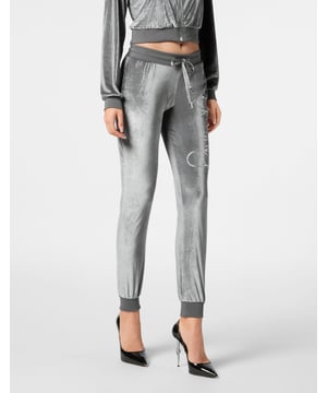 con cristales  Infunde un toque de glamour a tu ropa de descanso con estos pantalones de chándal con cristales. Diseñados para ofrecer comodidad y un estilo atrevido, estos pantalones ofrecen una mezcla única de lujo informal.    Corte entallado y cónico para un look elegante y moderno.   Suave mezcla de poliéster y elastano para mayor comodidad y flexibilidad.   Los detalles de cristal de la firma añaden un destello de declaración.   Cintura con cordón para un ajuste personalizado.   Perfectos para llevar un estilo informal con un toque de glamour.