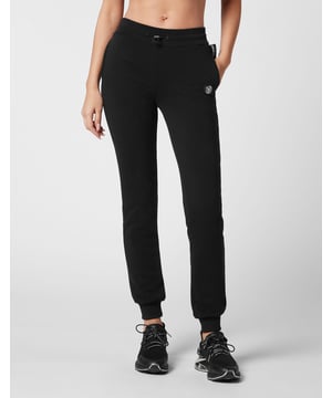 Diese Jogginghose ist die perfekte Ergänzung, um Ihre Ziele zu erreichen. Komfort und Leistung machen den Stil des Plein Sport aus.   Baumwoll-Jersey    Markendruck auf dem linken Bein   Elastischer Bund mit Kordelzug   Zwei Einschubtaschen   Elastische untere Ärmelbündchen