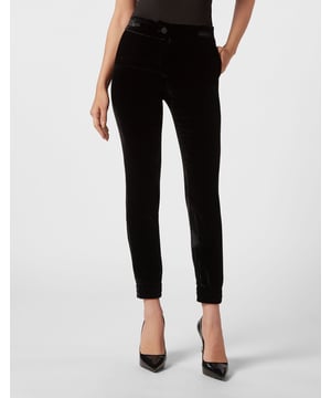 Atrévase a ser atrevido con estos pantalones de terciopelo.   Terciopelo de seda/rayón   Bolsillos de ojal   Cintura elástica con un solo botón forrado con Logo bordado   Puños inferiores elásticos   Costura a dos agujas