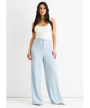 Verhoog je stijl met onze Light Blue Tailored Belt Wide Leg Trousers. De verfijnde taille en het wijde pijpontwerp bieden een flatterende pasvorm voor elk lichaamstype. Compleet met een chique riem voegt deze broek een vleugje elegantie toe aan elke outfit. Upgrade je garderobe vandaag