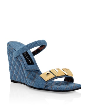 met studs  Denim sleehakken met riempjes en studs. Ruitvormig voetbed van denim. Zool van echt leer. Hak: 100 mm.