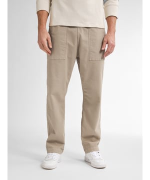 Deze relaxed fit chino combineert een casual look met een stoere worker stijl, perfect voor een nonchalante, maar toch modieuze outfit. Gemaakt van een comfortabele stretch canvas stof met 98% katoen en 2% elastaan, biedt deze chino optimale bewegingsvrijheid. De opvallende steekzakken en de stijlvolle patch geven de broek een robuust, industrieel karakter dat doet denken aan een echte workwear look. ChinoRelaxed fitWorker stylePetrol PatchSteekzakken en achterzakkenStretch canvas98% katoen, 2% elastaan