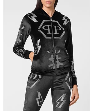 con cristales  Sabe que puede correr con estilo, ¿verdad? Le recomendamos este suave chándal de chenilla decorado con los icónicos elementos de la marca estampados y las cristales de strass. La sudadera con cremallera cuenta con dos bolsillos abiertos. El pantalón cuenta con un cordón de ajuste y bolsillos italianos. Dobladillos de punto de canalé.