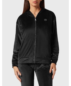 con cristales  Lo que ve no es un chándal de jogging cualquiera, sino la prueba de que el estilo de Plein puede personalizar cada momento de su día. Descubra más.   Suave terciopelo de chenilla elástica   Sudadera con capucha y cremallera   El icónico osito Teddy de strass en la espalda   Bolsillos con aberturas   Cintura con cordón de ajuste   Hexágono PP en un parche de cuero saffiano tanto en la parte superior como en la inferior    Dobladillos de punto elástico