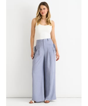 Mejora tu vestuario con nuestro pantalón de cintura alta y pernera ancha con diseño de lino. La cintura alta proporciona un favorecedor efecto de alargamiento de la pierna, mientras que la pernera ancha crea un look fluido y desenfadado. Confeccionados con un tejido similar al lino, estos pantalones son perfectos tanto para ocasiones informales como formales.