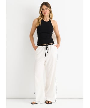 Op zoek naar een stijlvolle en comfortabele broek? Kijk dan niet verder dan onze Linen Look Contrast Stripe Drawstring Trouser! Deze broek is gemaakt van een lichtgewicht linnen stof en heeft een chique contraststreepontwerp, waardoor hij zowel modieus als functioneel is. De taille met trekkoord biedt een aanpasbare pasvorm voor comfort de hele dag door. Upgrade je garderobe vandaag nog met deze trendy broek.