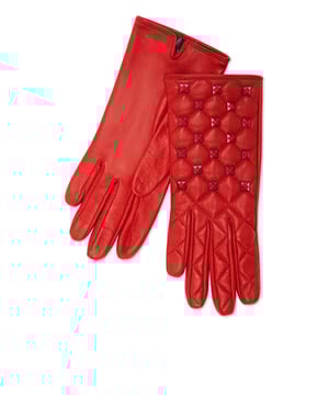 Tachuelas  Los detalles revelan quién es un auténtico amante del lujo. Estos guantes son lo que necesita para ser especial.   Napa suave con detalles acolchados en forma de diamante   Tachuelas de diamante   Forro de seda