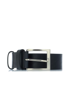 Deze Tatanka Blu Pin Buckle Belt is vakkundig vervaardigd in Italië door het gerenommeerde merk Mario Valentino en is het perfecte accessoire voor elke outfit. Gemaakt van 100% leer is de rijke blauwe kleur veelzijdig voor elk seizoen. Verhoog je stijl met deze stijlvolle riem van hoge kwaliteit.