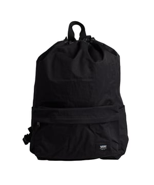La mochila Vans Old Skool Cinch reinventa lo esencial con un diseño ligero y desenfadado. Su cierre tipo saco con cordón ajustable le da un look urbano y fácil de llevar, ideal para el día a día. Incluye un espacioso compartimento principal con un compartimiento para portátil, un bolsillo frontal con cremallera para objetos pequeños y bolsillos laterales funcionales.

Detalles:
- Un compartimento principal grande con cierre de cremallera.
- Etiqueta tejida con el logo de Vans.
- Bolsillo delantero con panel organizador.
- Funda para portátil.
- Bolsillos para botella de agua.
- Correas para los hombros ajustables.
- Cierre de cordón ajustable tipo saco.

Combinando el estilo clásico de Vans con un toque moderno, esta mochila no solo te hace lucir elegante, sino que también te permite llevar todas tus pertenencias de forma segura. Los modelos de mochilas deportivas Vans Old Skool se convertirán no sólo en un accesorio sino también en parte de tu vida diaria. Con su gran volumen interior, múltiples bolsillos y correas ajustables, es una opción ideal tanto para estudiantes como para adultos.
 Medidas: 50,8 x 33 x 15,2 cm
 Composición: 100% Nylon
 Cuidados:
Limpiar con paño húmedo y jabón neutro.
No sumergir ni usar lavadora.
Secar a la sombra, nunca con calor directo.