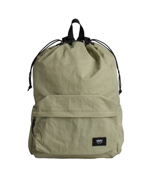 La mochila Vans Old Skool Cinch reinventa lo esencial con un diseño ligero y casual. Su cierre de cordón le da un aire urbano y fácil de llevar, perfecto para el uso diario. Incluye un amplio compartimento principal con funda para laptop, un bolsillo delantero con cremallera para artículos pequeños y bolsillos laterales funcionales.

 Detalles:
 - Un gran compartimento principal con cierre de cremallera.
 - Etiqueta tejida con el logo de Vans.
 - Bolso delantero con panel organizador.
 - Funda para laptop.
 - Bolsillos para botella de agua.
 - Correas de hombro ajustables.
 - Cierre de cordón ajustable, estilo saco.

Combinando el estilo clásico M1 con un giro moderno, esta mochila no solo te hace lucir elegante, sino que también te permite llevar todas tus pertenencias de manera segura. Los modelos de mochilas deportivas M1 Old Skool se convertirán no solo en un accesorio, sino también en parte de tu vida diaria. Con su amplio espacio interior, múltiples bolsillos y correas ajustables, es una elección ideal tanto para estudiantes como para adultos. 
Medidas: 50.8 x 33 x 15.2 cm
Composición: 100% Nylon
Cuidado:
Limpie con un paño húmedo y jabón neutro.
No sumerja ni use máquina de lavar.
Seque a la sombra, nunca con calor directo.