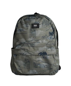 Con su diseño clásico, la mochila Vans Old Skool se adapta a cualquier estilo personal. Su color y forma la hacen adecuada tanto para el uso diario como para ocasiones especiales. Además, su construcción duradera asegura que puedas contar con ella durante mucho tiempo.

Detalles:
- Un compartimento principal grande con cierre de cremallera.
- Logo de Vans frontal.
- Bolsillo delantero con panel organizador.
- Funda para portátil con capacidad para la mayoría de dispositivos de 15".
- 2 bolsillos para botella de agua.
- Correas acolchadas para los hombros ajustables.

Combinando el estilo clásico de Vans con un toque moderno, esta mochila no solo te hace lucir elegante, sino que también te permite llevar todas tus pertenencias de forma segura. Los modelos de mochilas Vans Old Skool se convertirán no sólo en un accesorio sino también en parte de tu vida diaria. Con su gran volumen interior, múltiples bolsillos y correas ajustables, es una opción ideal tanto para estudiantes como para adultos.
 Medidas: 42 cm x 32 cm x 12 cm
 Composición: Poliéster
 Cuidados:
Limpiar con paño húmedo y jabón neutro.
No sumergir ni usar lavadora.
Secar a la sombra, nunca con calor directo.