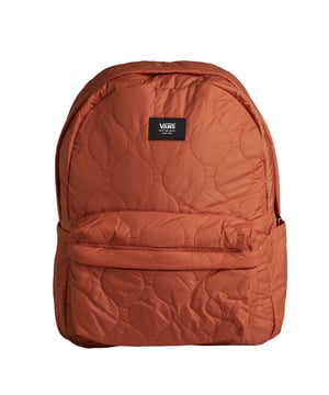 La mochila Vans Old Skool Quilted es una declaración de estilo que combina funcionalidad y actitud. Diseñada para quienes están en movimiento, ofrece un espacioso compartimiento principal, una funda acolchada para laptop y bolsillos laterales para botellas de agua. Con el icónico logo 'Off The Wall' en la parte frontal, esta mochila es el compañero perfecto para el día a día, ya sea en la ciudad, en el campus o dondequiera que te lleve la aventura.

Detalles:
 - Un gran compartimento principal con cierre de cremallera.
 - Logo de Vans en la parte delantera.
 - Diseño acolchado.
 - Bolsillo frontal con panel organizador.
 - La funda para laptop se adapta a la mayoría de los dispositivos de 15'.
 - Bolsillo para botella de agua.
 - Correas de hombro ajustables y acolchadas.

Combinando el estilo clásico M1 con un giro moderno, esta mochila no solo te hará ver elegante, sino que también te permitirá llevar todas tus pertenencias de forma segura. Los modelos de mochila M1 Old Skool se convertirán no solo en un accesorio, sino también en parte de tu vida diaria. Con su amplio espacio interior, múltiples bolsillos y correas ajustables, es una opción ideal tanto para estudiantes como para adultos.
Medidas: 42 x 31 x 12.5 cm
Composición: Exterior: 100% Poliéster Reciclado; Forro: 100% Poliéster Reciclado
Cuidado:
Lavar con un paño húmedo y jabón neutro.
No sumergir ni usar lavadora.
Secar a la sombra, nunca con calor directo.