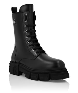 Descubra la garra y el estilo a través de estas botas comando de cuero. Compruebe cómo los detalles marcan la diferencia.   Parte superior de piel de becerro   Hexágono de PP metálico aplicado en el lateral de la caña   Lengüeta de tiro   Entresuela de goma ultraligera que absorbe los impactos   Suela exterior con tacos de goma para un agarre máximo   Forro de piel sintética