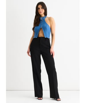 Verhoog je garderobe met onze Dusty Blue Woven High Neck Buckle Top. De elegante hoge hals en het unieke gespdetail maken deze top een veelzijdige en stijlvolle toevoeging aan elke outfit. Perfect voor een dag op kantoor of een avondje uit, met deze top voel je je zelfverzekerd en chique.