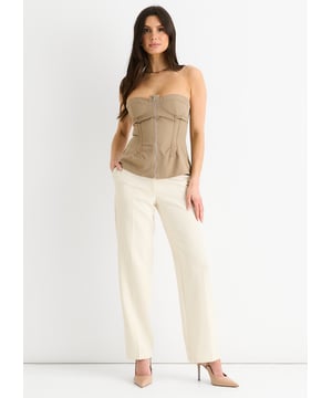 Nuestro top bandeau con detalle de costuras Stone es un básico que no puede faltar en tu armario. El elegante estilo bandeau se realza con sutiles detalles de costura que añaden un toque de sofisticación a cualquier atuendo. Perfecto para combinar con pantalones de cintura alta, este top es una opción versátil y de tendencia para cualquier ocasión.