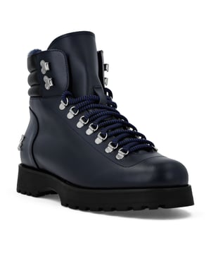 Elegancia y estilo de antaño entregados a través de estas botas medias de cuero con detalles que añaden un toque de carácter. Eche un vistazo a los detalles.  Piel de becerro  Tobillo acolchado  Monograma metálico en el lateral de la caña  Cordones tubulares  Suela de tacos de goma para un agarre máximo  Forro de piel y plantilla extraíble