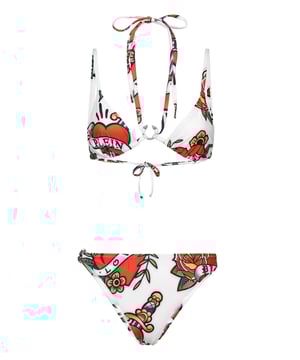 Ontdek de Love Tattoo stijl met deze lycra bikini met themaprint.   Love Tattoo-print lycra   Kruislingse bandjes om te strikken op de rug   Piercingachtige decoratie op de voorkant   Elastisch broekje   Zomen met twee naaldstiksels