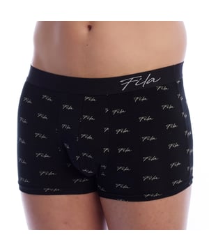 De Fila heren boxershort biedt een perfecte combinatie van sportieve stijl en dagelijks comfort. Ontworpen voor degenen die op zoek zijn naar een modern, functioneel stuk ondergoed met een herkenbare merkesthetiek, is deze stijl ideaal voor zowel dagelijks gebruik als lichte activiteiten.

Details:
- Slanke boxershort met gemiddelde beenlengte.
- Brede elastische tailleband.
- Fila-logo herhaald in een discreet maar onderscheidend patroon.
- Gemaakt van een zachte katoen- en spandexmix.
- Versterkte naden.
- Elastische band met Fila-logo.

Deze Fila heren boxers zijn een essentieel stuk dat stijl, comfort en duurzaamheid combineert. Dankzij de slanke pasvorm en rekbare stof bieden ze geweldige aanpassingsmogelijkheden zonder in te boeten op bewegingsvrijheid. Deze heren boxers zijn ideaal voor wie op zoek is naar modern, sportief ondergoed van een bekend merk.
Samenstelling: 95% Katoen, 5% Elastaan
Verzorging:
Machinewas op koude stand.
 Gebruik een mild wasmiddel.
 Vermijd bleekmiddelen.
 Niet in de droger gebruiken.