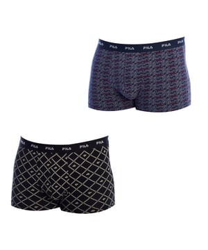 Este pack de boxers para hombre de Fila ofrece una combinación perfecta de funcionalidad, diseño y comodidad. Cada par está fabricado con una tela suave y elástica que se adapta precisamente al cuerpo, proporcionando un ajuste cómodo durante todo el día. Los modernos y distintivos estampados gráficos marcan la diferencia.

 Detalles:
 - Pack de 2 boxers con diseños exclusivos.
 - Tela suave, transpirable y flexible.
 - Cintura elástica de gran resistencia con logo de Fila en contraste.
 - Costuras planas que minimizan la fricción.
 - Corte de boxer ajustado que proporciona soporte sin perder libertad de movimiento.

 El pack de boxers para hombre de Fila es una elección ideal para aquellos que buscan ropa interior con un diseño original, comodidad duradera y calidad reconocida. Perfectos tanto para el uso diario como para actividades físicas, estos boxers garantizan frescura, estilo y durabilidad.
 Composición: 95% algodón, 5% elastano
 Cuidado:
Lavar a máquina con agua fría.
 Usar detergente suave.
 Evitar blanqueadores.
 No usar secadora.