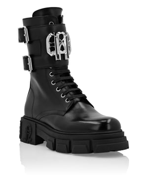 Añada una nota de carácter a su estilo con las botas comando de piel diseñadas para esta temporada. Mire los detalles.   Piel de becerro cepillada   Correa frontal con doble hebilla y monograma joya.   Cordones a juego   Cierre de cremallera lateral   Suela Commando Grip de goma con logotipo   Forro interior y plantilla extraíble.